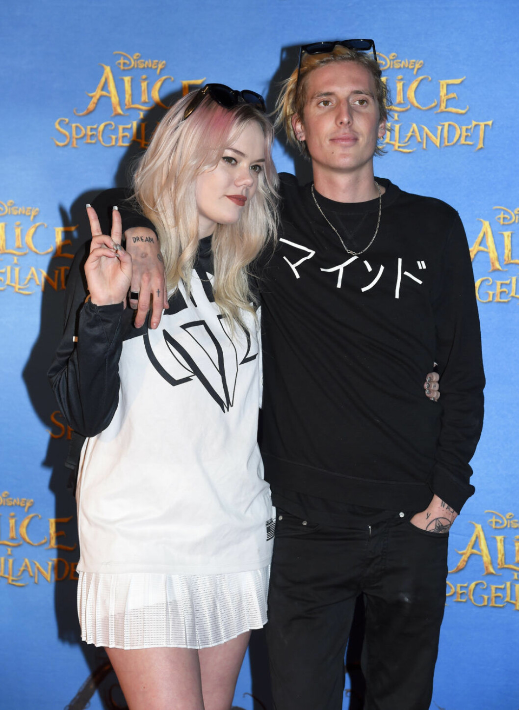 Några veckor innan aborten kom hon till premiären av filmen “Alice i spegellandet” med Zacharias Zachrisson. Little Jinder - Josefine Jinder, Zacharias Zachrisson Premiär "Alice i Spegellandet", Biograf Rigoletto, Stockholm 16-05-23 (c) Karin Törnblom / IBL