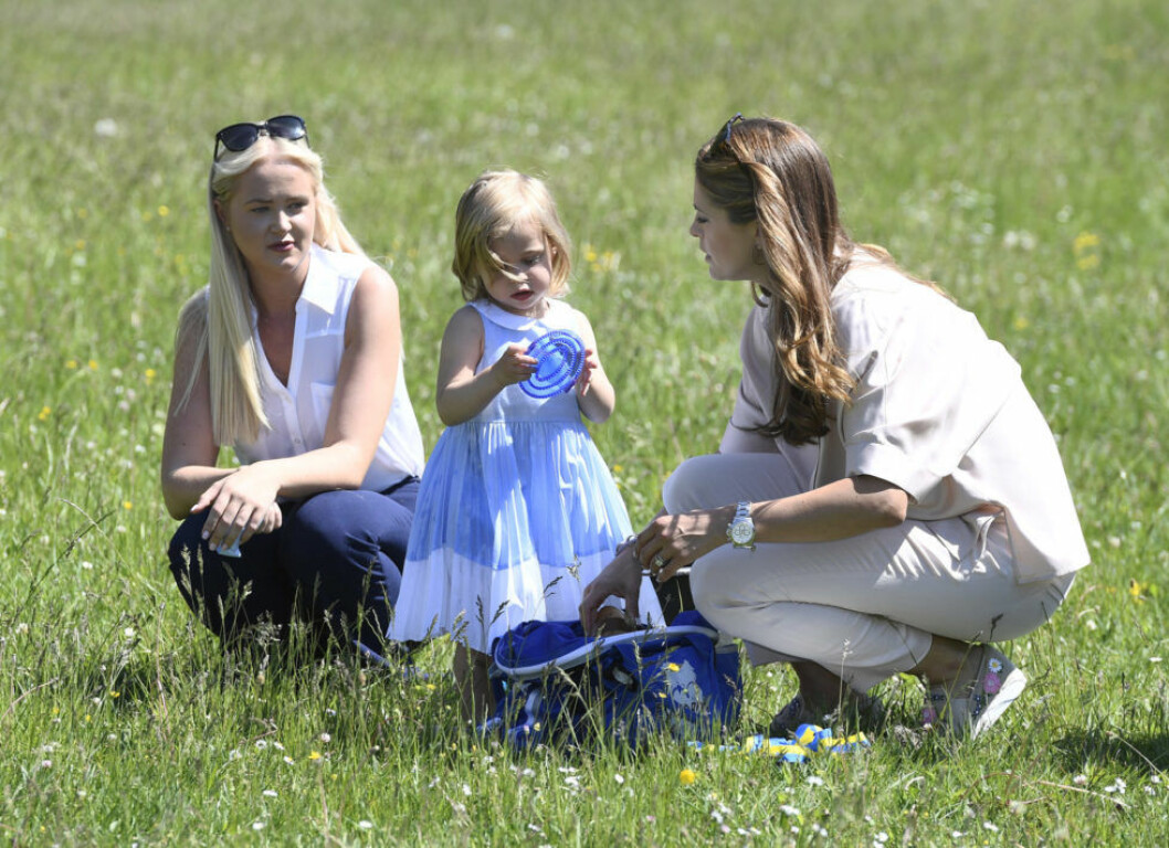 Madeleine och prinsessan Leonore med barnflickan Louise Blomqvist sommaren 2016. Prinsessan Madeleine och prinsessan Leonore med barnflickan Louise Blomqvist sommaren 2016.