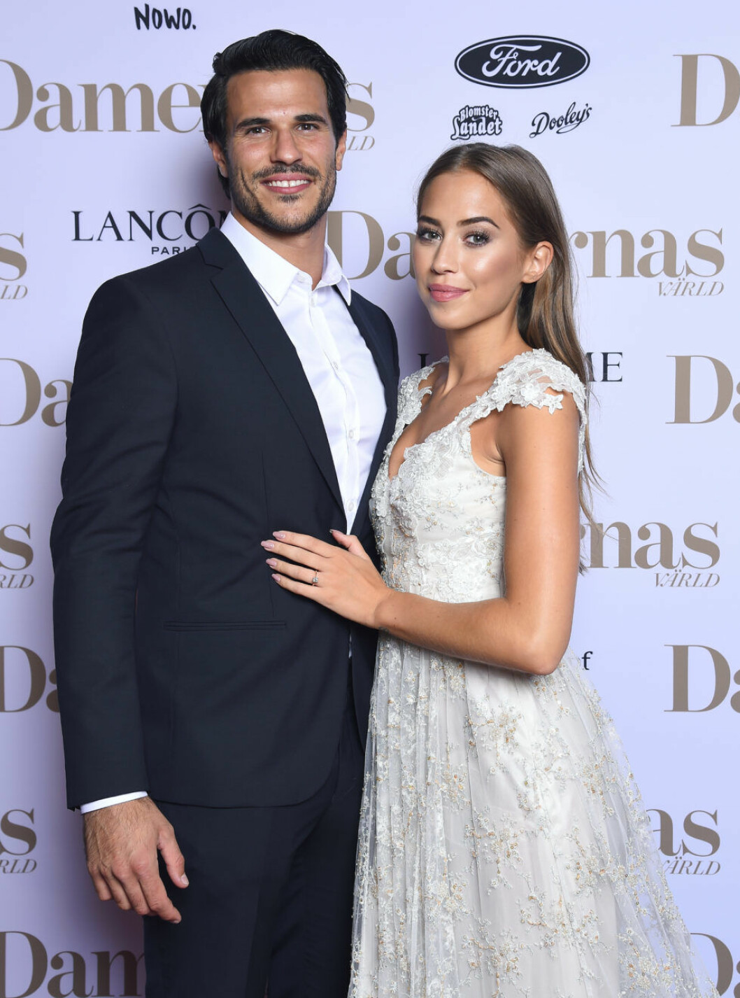 Kenza och Aleks förlovade sig i våras. Kenza Zouiten med pojkvännen Aleks Subosic Damernas Världs modepris Guldknappen, delas ut, Grand Hotel, Stockholm, 2016-08-26 (c) Karin Törnblom / IBL