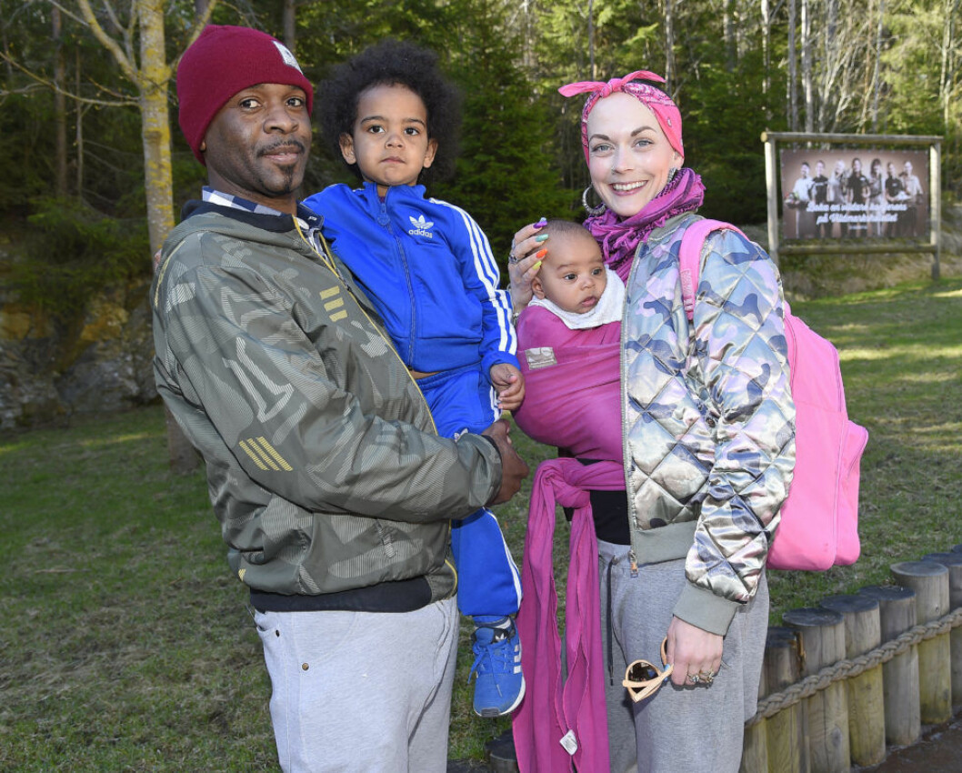 Sanna Bråding med sina söner Kane-Lee och Lakkie-Bee, samt deras pappa British.