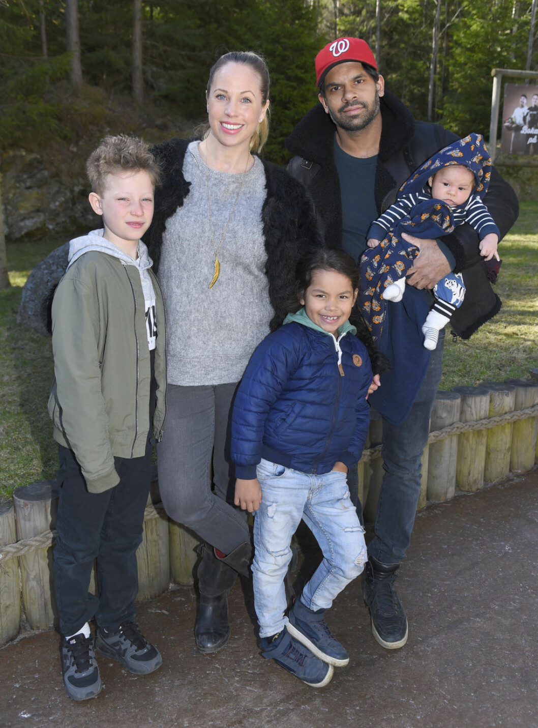 Malin Gramer med sambon Carl Falk, egna sonen Charlie, Carls dotter Emma samt lille Leo.