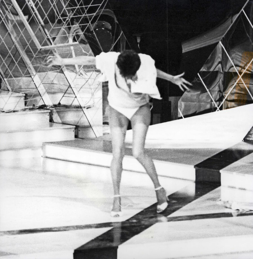 Lill Lindfors tappar kjolen vid Eurovision Song Contest.