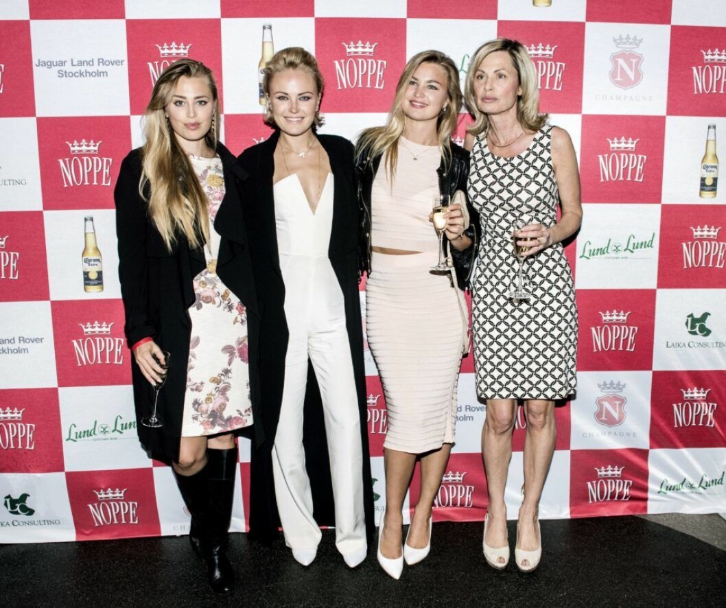 Systrarna Mikaela Åkerman, Malin Åkerman, Jennifer Åkerman och mamma Vera Åkerman tillsammans på Röda Mattan. Nu är det Jennifer som kommer att stå i centrum framöver.