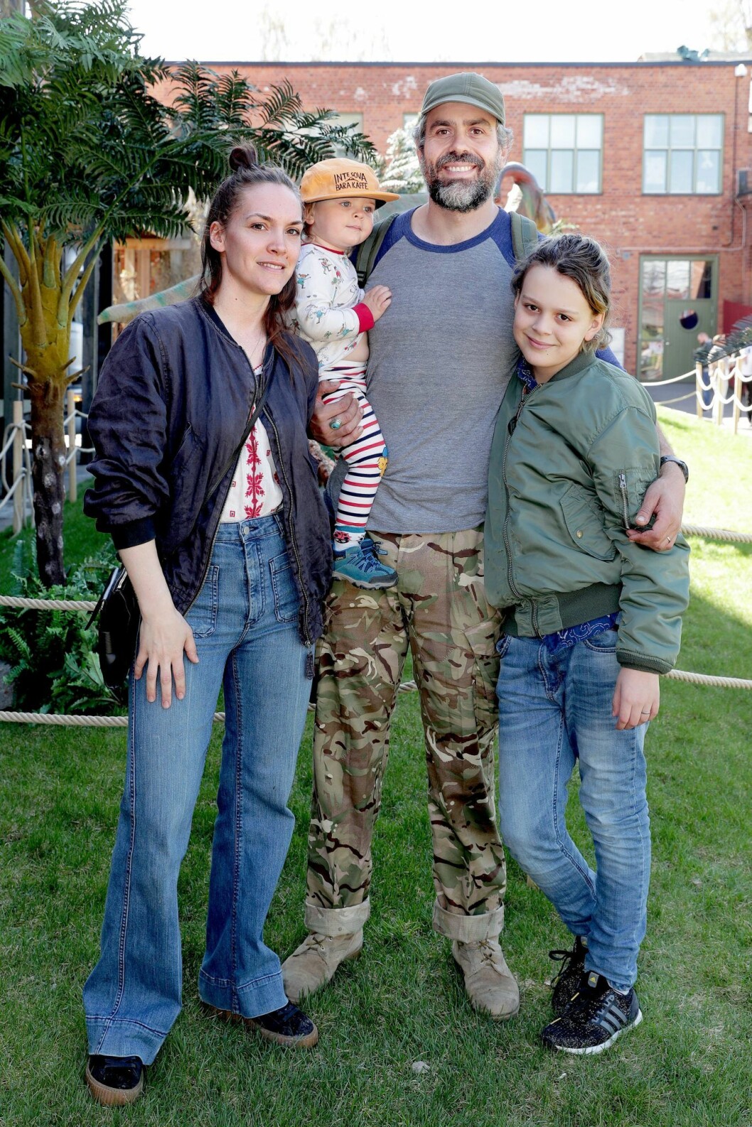 Brita Zackari, Kalle Zackari Wahlström, Glenn & Essa. <em><strong>FOTO: IBL</strong></em> Brita Zackari, Kalle Zackari Wahlström, Glenn & Essa ler mot kameran