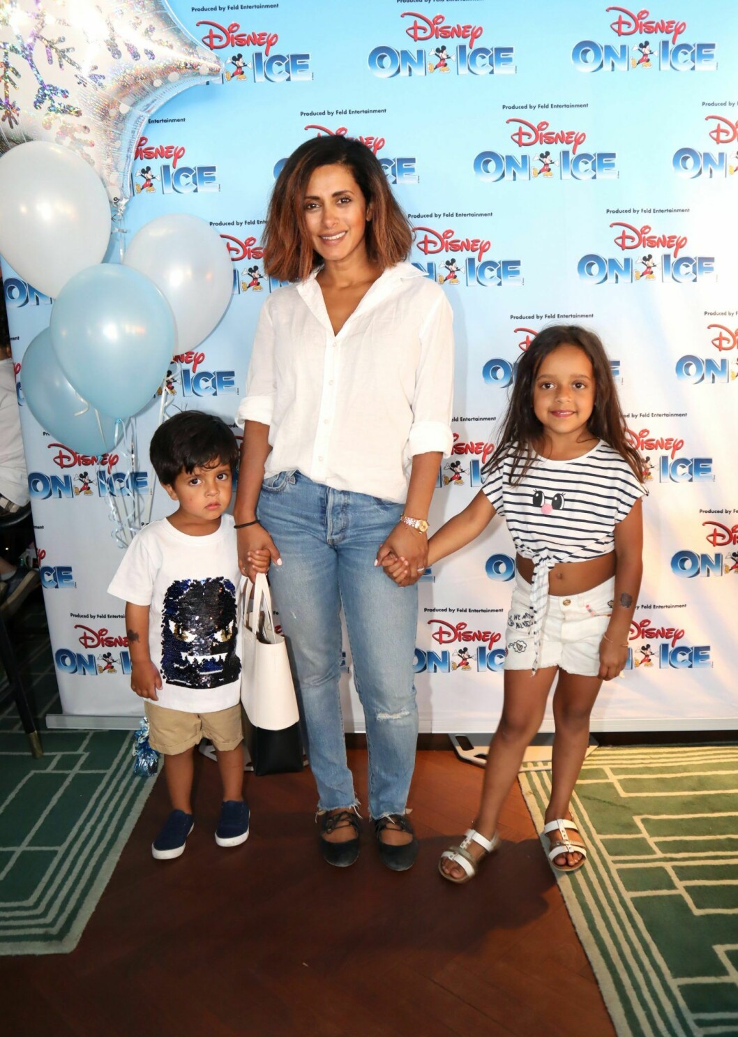 Anitha, son Tom Allan, dotter Penny. <em><strong>FOTO: IBL</strong></em> Anitha Schulman, son Tom Allan, dotter Penny ler mot kameran