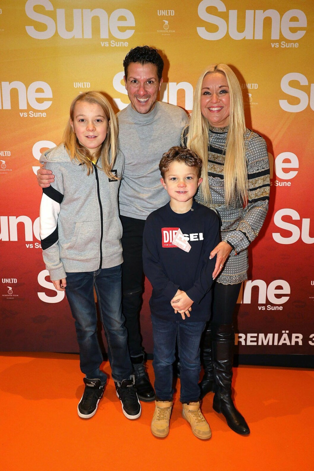 David och Malin Watson, barn Alex och James.<em><strong> FOTO: IBL</strong></em> David och Malin Watson, barn Alex och James på galapremiär. Ler mot kameran.