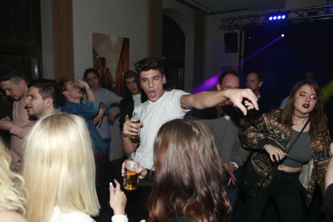 Anton Hagman gick loss på dansgolvet men hann också med att hångla med sin flickvän Wilma som var på plats.