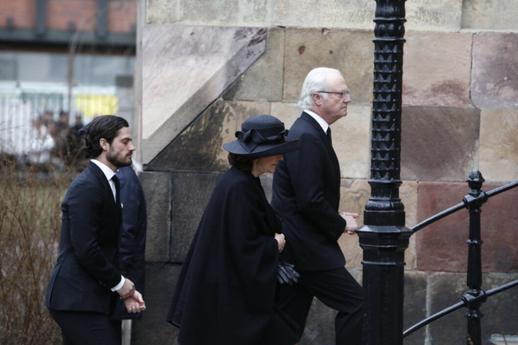 Det är en märkbart sammanbiten och rörd kung Carl Gustaf som går in i kyrkan med Silvia och Carl Philip. Det är en märkbart sammanbiten och rörd kung Carl Gustaf som går in i kyrkan med Silvia och Carl Philip.