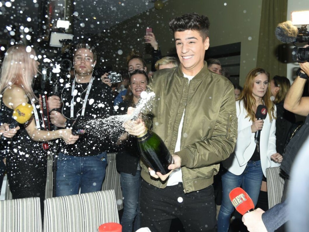 Anton Hagman skapade champagne-kaos när han hällde ner hela presskåren med champagne. (c) Karin Törnblom / IBL