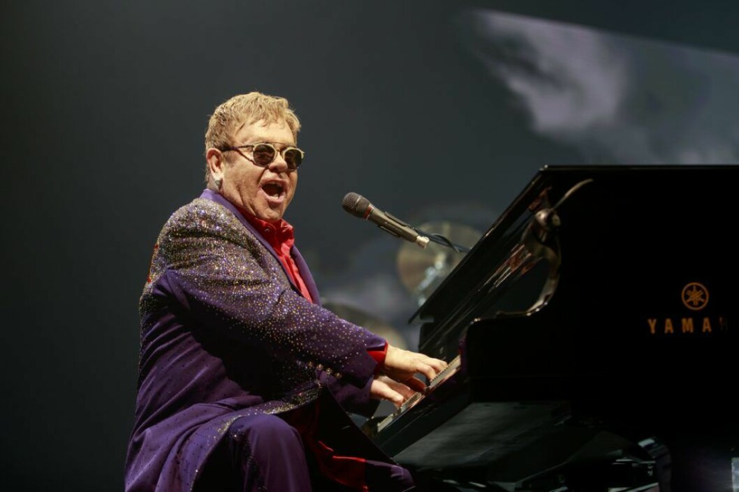Elton John har drabbats av en dödlig infektion och tvinas nu ställa in konserter.