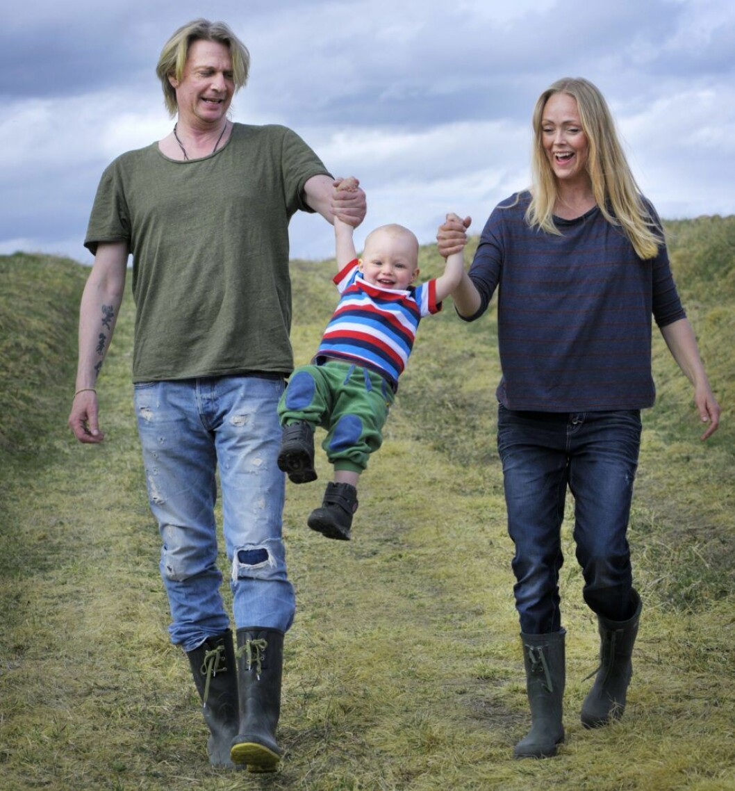 Tommy Nilsson med familjen hemma i Färila. Bilden togs 2013 då Tim var 1 år gammal.