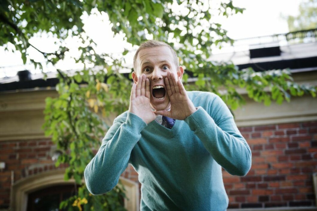Måns gav radiokollegan Erik ett par rejäla kängor. Måns Möller, komiker Sverige, 2013-09-13 (c) TÄRNHUVUD ANNA / Aftonbladet / IBL Bildbyrå * * * EXPRESSEN OUT * * * AFTONBLADET / 85705
