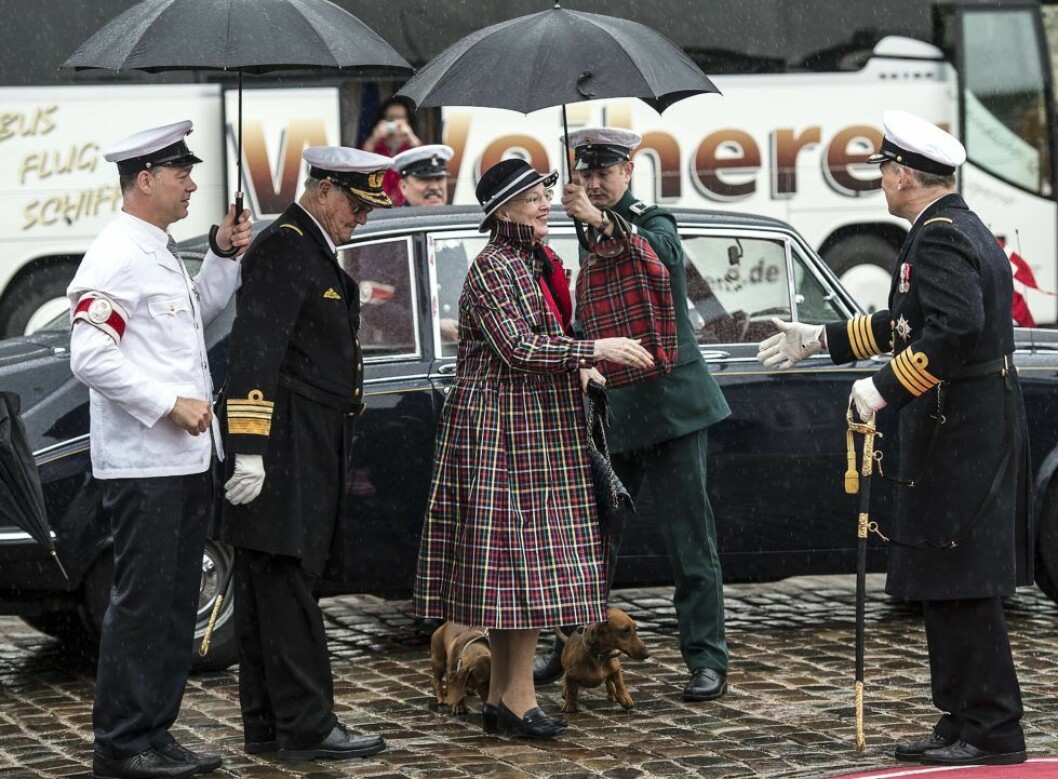 Prins Henrik och drottning Margrethe på äventyr med sina busiga taxar.