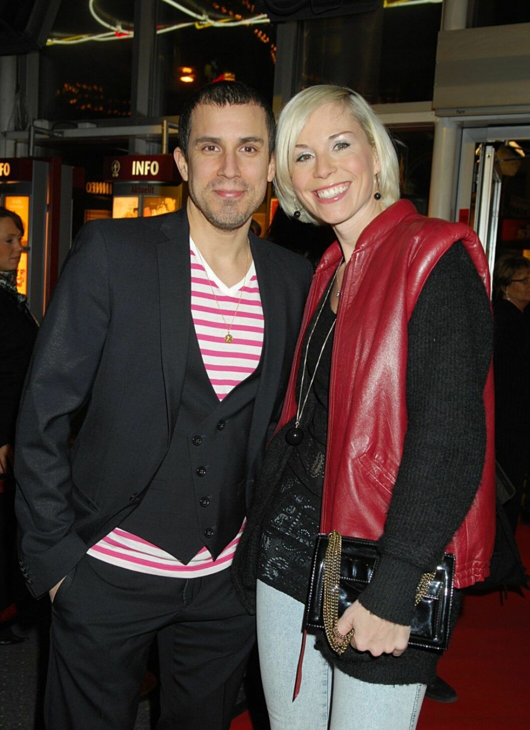 Martin Aliaga med Josefin Crafoord. Biopremiär “I skuggan av värmen” Mars 2009 Martin Aliaga med Josefin Crafoord Biopremiär "I skuggan av värmen" Mars 2009