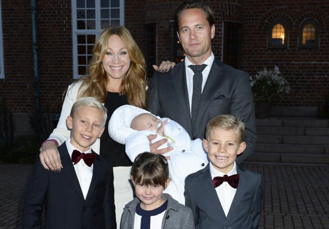 Charlotte och Anders med sonen Adrian, 21 månader, samt resten av familjen, Charlotte söner Angelo, 11, och Alessio, 9, samt Anders dotter Izabella, 7. Foto: IBL 377-010973.jpg