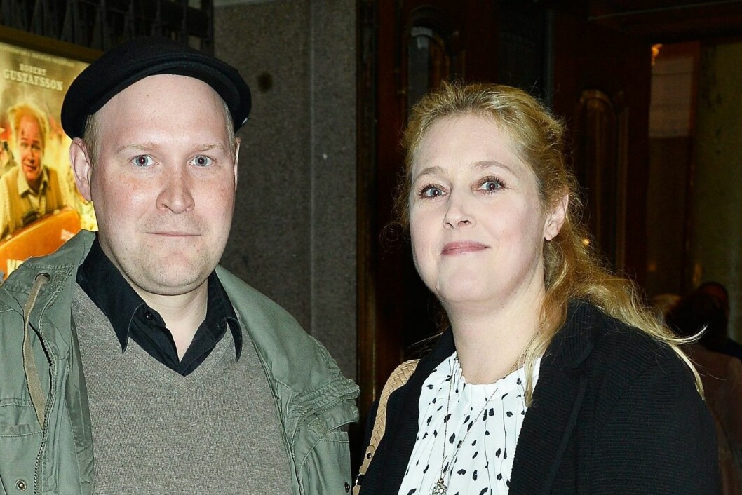 “Jag vill hellre att folk tror att jag är James Bond”, säger Henrik. Hustrun Hanna håller nog med. Foto: IBL "Jag vill hellre att folk tror att jag är James Bond", säger Henrik. Hustrun Hanna håller nog med. Foto: IBL