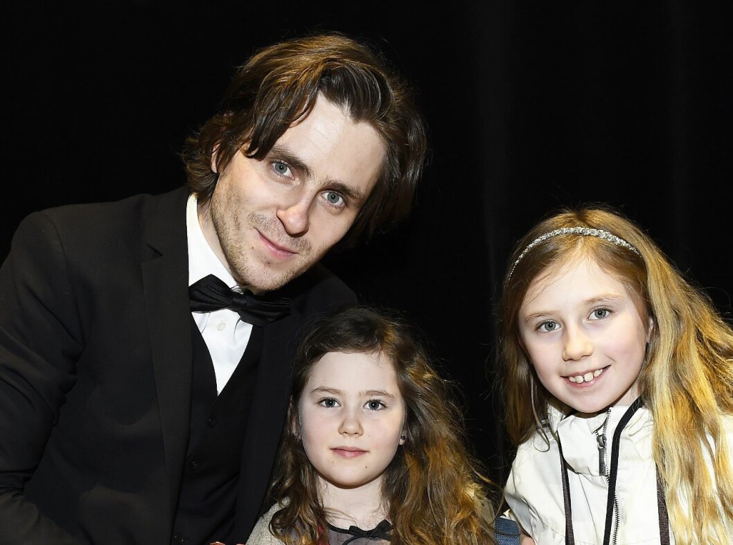 Sverrir med barnen Salka och Sísí. Foto: IBL Sverrir med barnen Foto: IBL