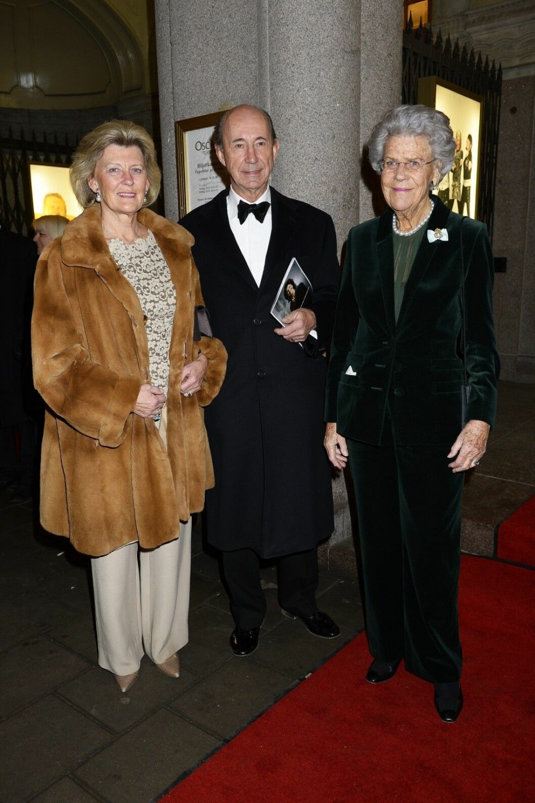 Statsfrun Friherrinnan Kirstine von Blixen-Finecke, Friherre Hans von Blixen-Finecke och Överhovmästarinnan Grevinnan Alice Trolle-Wachtmeister är självskrivna på bröllopet. Foto: IBL Statsfrun Friherrinnan Kirstine von Blixen-Finecke, Friherre Hans von Blixen-Finecke och Överhovmästarinnan Grevinnan Alice Trolle-Wachtmeister är självskrivna på bröllopet. Foto: IBL