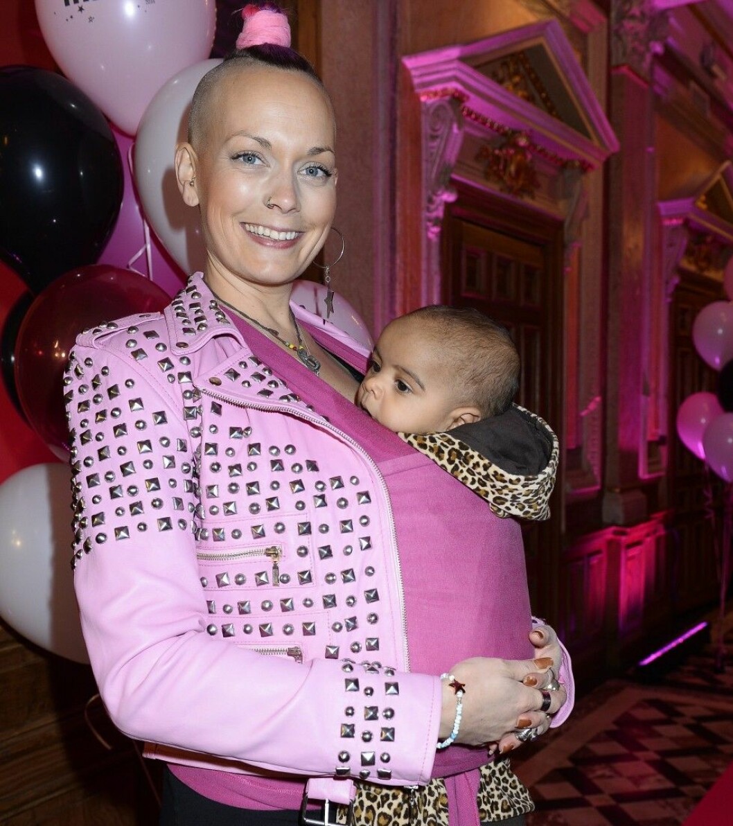 Sanna Bråding med Kane-Lee på Mama gala där hon blev årets provokatör-mama. Foto: All Over Press Sanna Bråding med Kane-Lee på Mama gala där hon blev årets provokatör-mama ALL OVER