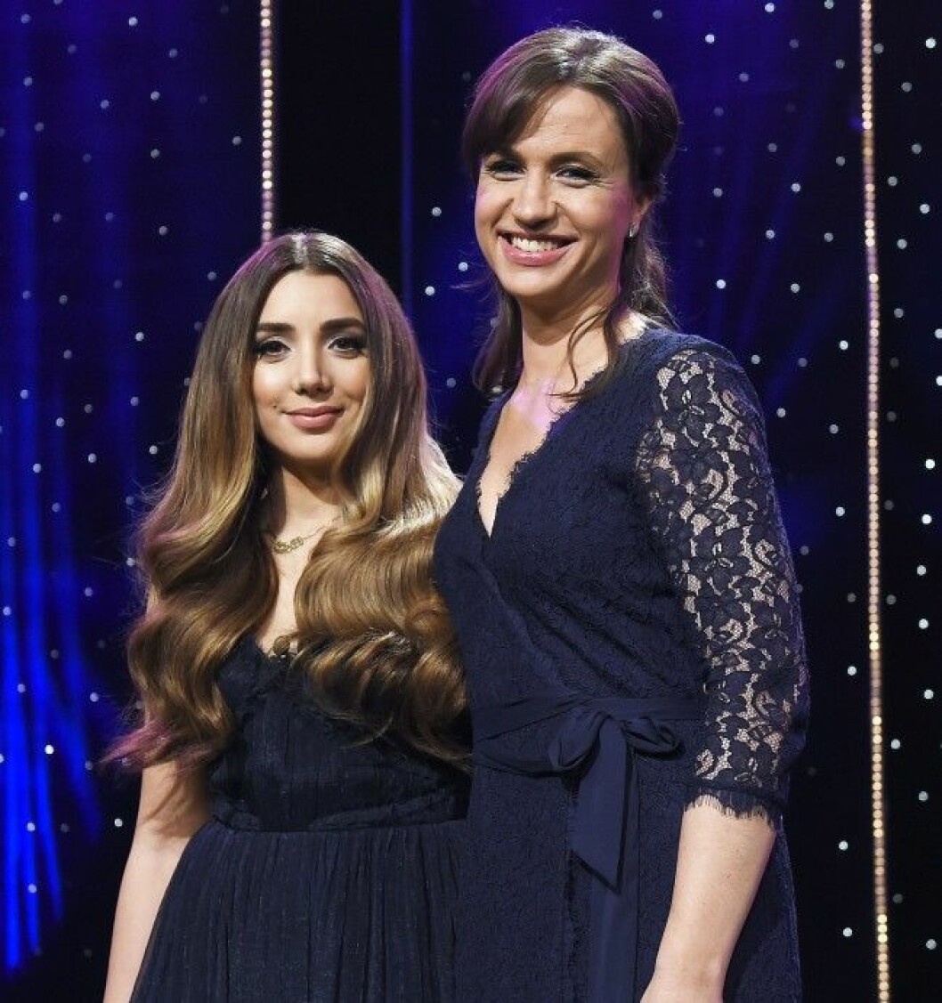 Gina Dirawi och Petra Mede inleder Melodifestivalen 2016. Gina Dirawi och Petra Mede inleder Melodifestivalen 2016.