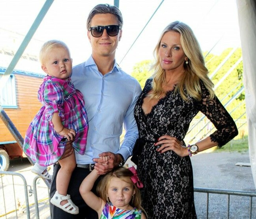 Carolina Gynning har döttrarna Alicia och Adele tillsammans med sambon Alexander Lydecker. Foto: All Over Press