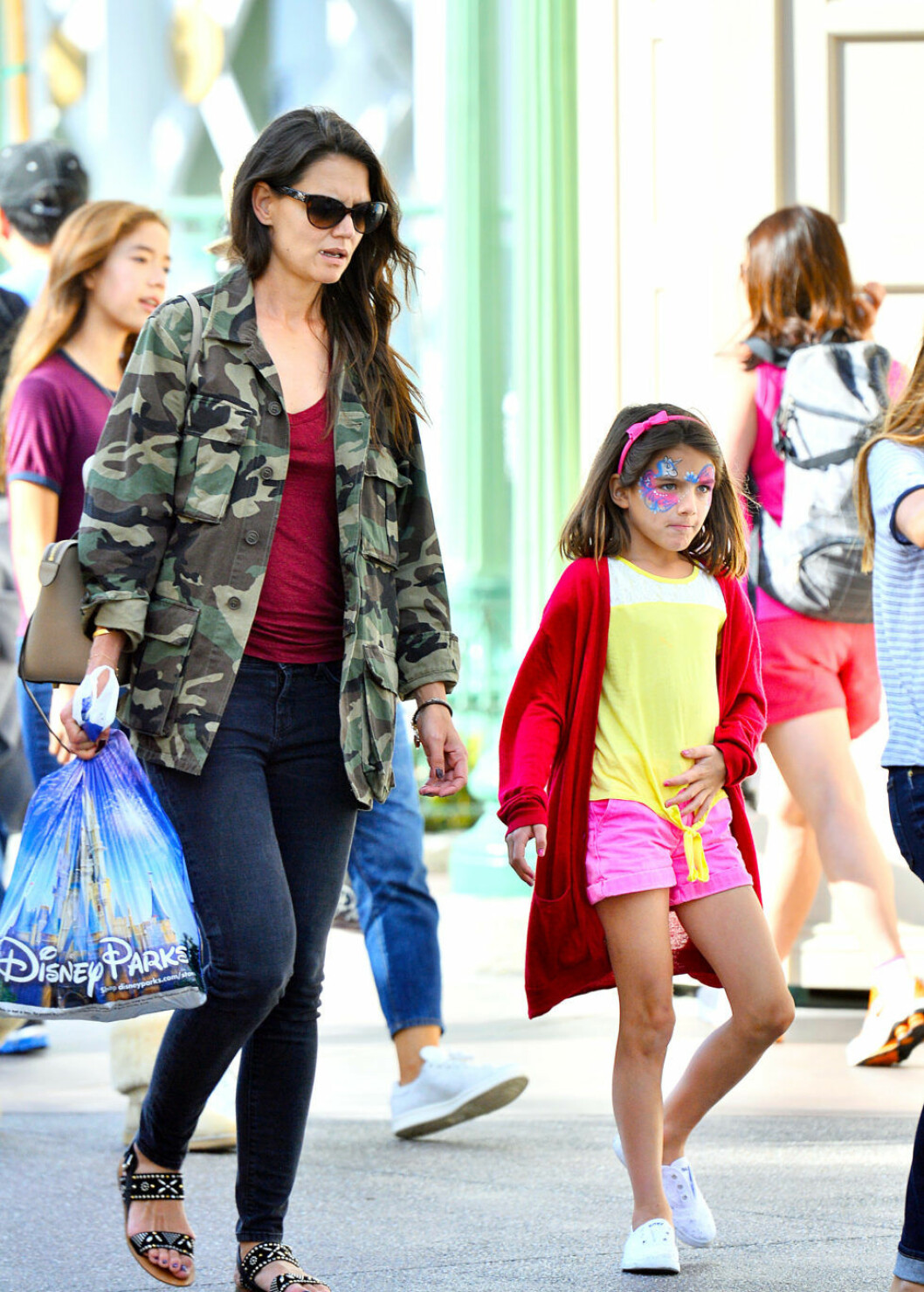 Katie Holmes tar hand om sin dotter Suri ensam. Katie Holmes och Suri Cruise