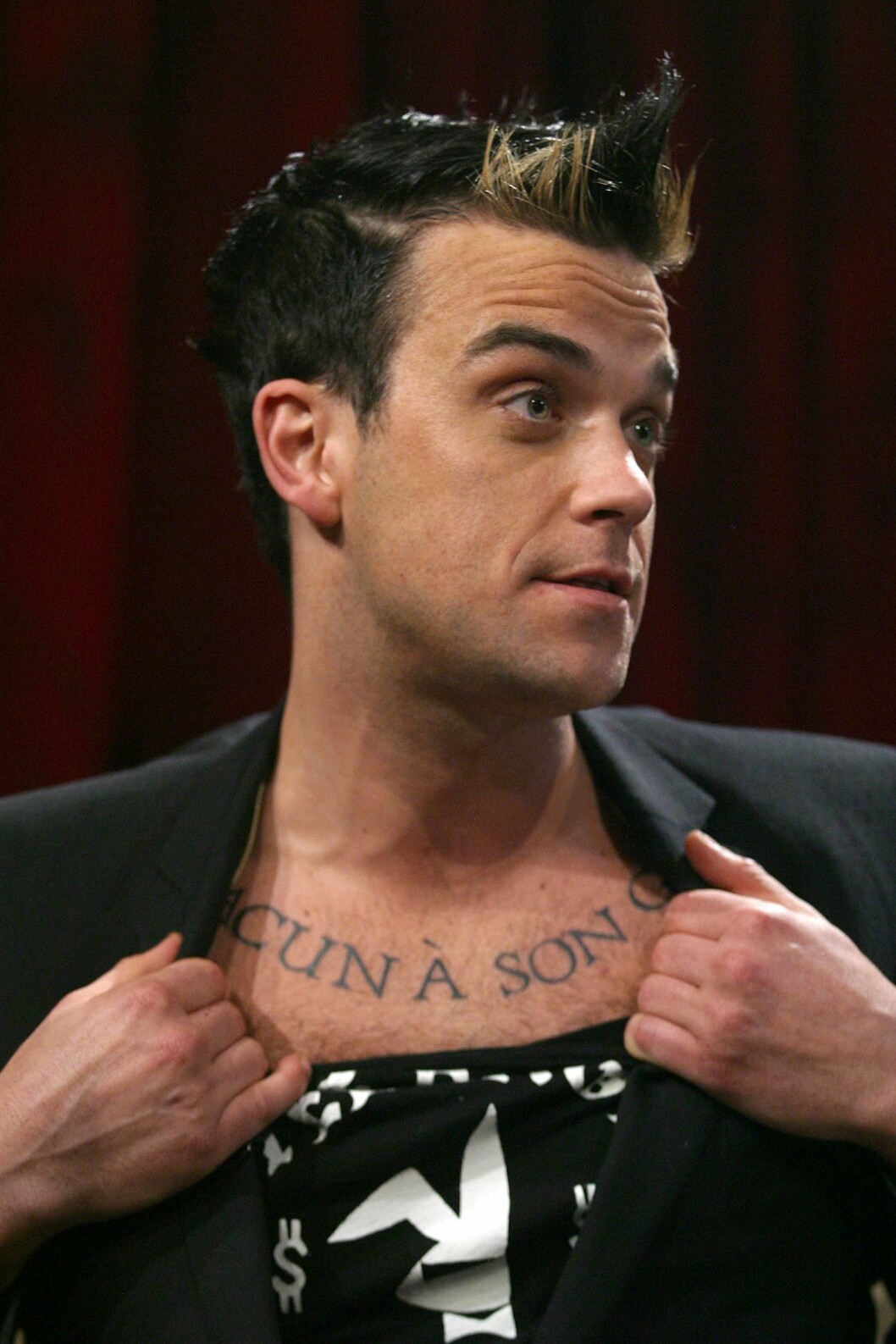 Så här lätt hade Robbie Williams för att rynka pannan 2003 kort efter att han slutat kröka. Code: STAR-Michael Simon, New York, NY, USA, 01.04.2003: Taping of NBC's " Last Call With Carson Daly" Guests: British singer Robbie Williams, Show airs 04-11-03. /Startraks Photo Inc/Michael Simon