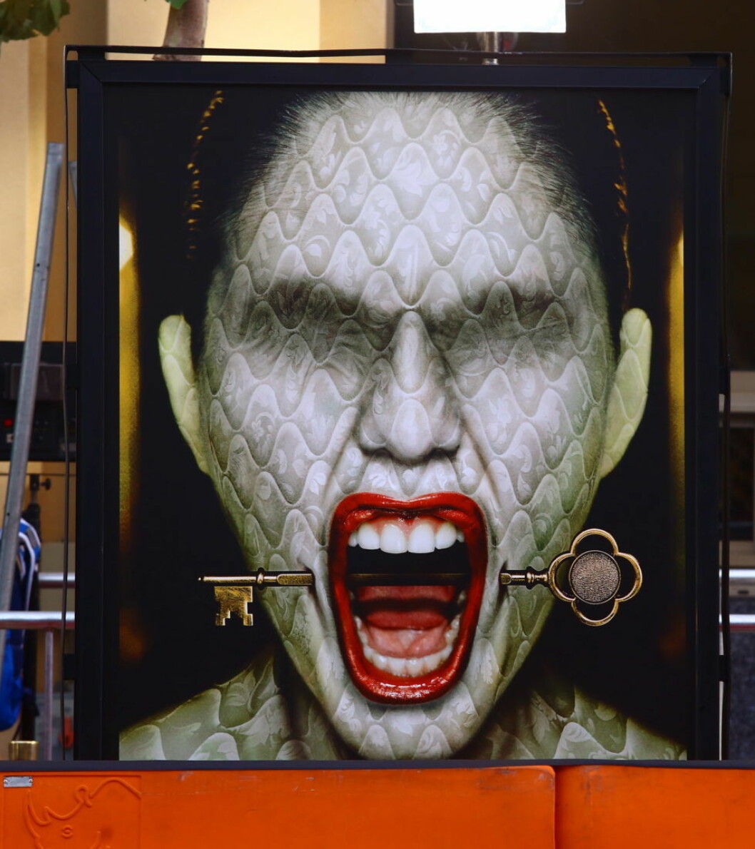 American Horror Story har oftast en supernaturlig handling. Här är en poster för säsong 5 som sändes 2015. Naomi Campbell looked amazing, in a black dress, walking the red carpet at the American Horror Story premiere, held at the Regal theater, on Saturday, October 3, 2015 X17online.com