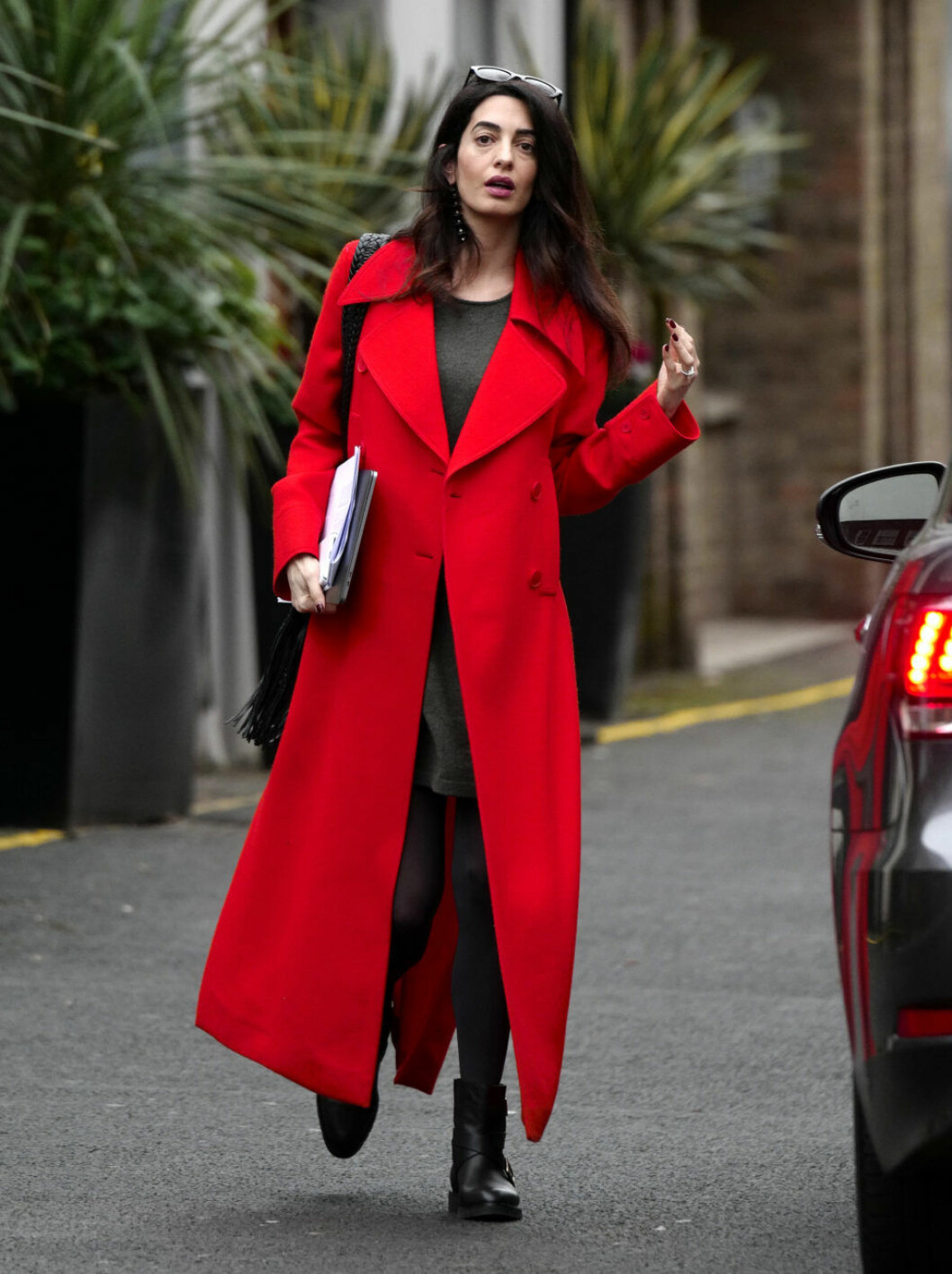 Amal är just nu gravid med tvillingar. Barnen blir parets första. EXCLUSIVE: **PREMIUM EXCLUSIVE RATES APPLY**MUST AGREE FEES** Amal Clooney is seen looking radiant whilst out and about in London. The human rights lawyer looked amazing in a long red wool coat with her pregnant bump on show. Clooney and husband George recently announced that they are expecting twins. Pictured: Amal Clooney Ref: SPL1447636 210217 EXCLUSIVE Picture by: W8 Media / Splash News Splash News and Pictures Los Angeles:310-821-2666 New York: 212-619-2666 London: 870-934-2666 photodesk@splashnews.com IBL