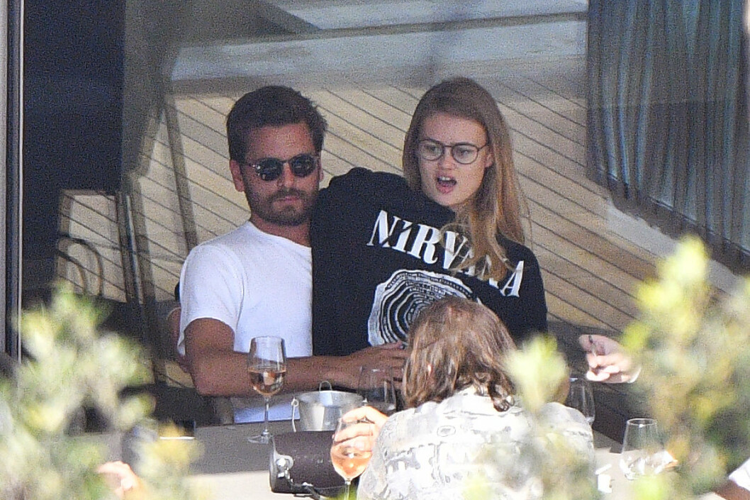 Scott sågs med minst sex tjejer under sin vecka i Cannes, däribland den här mystiska blondinen.