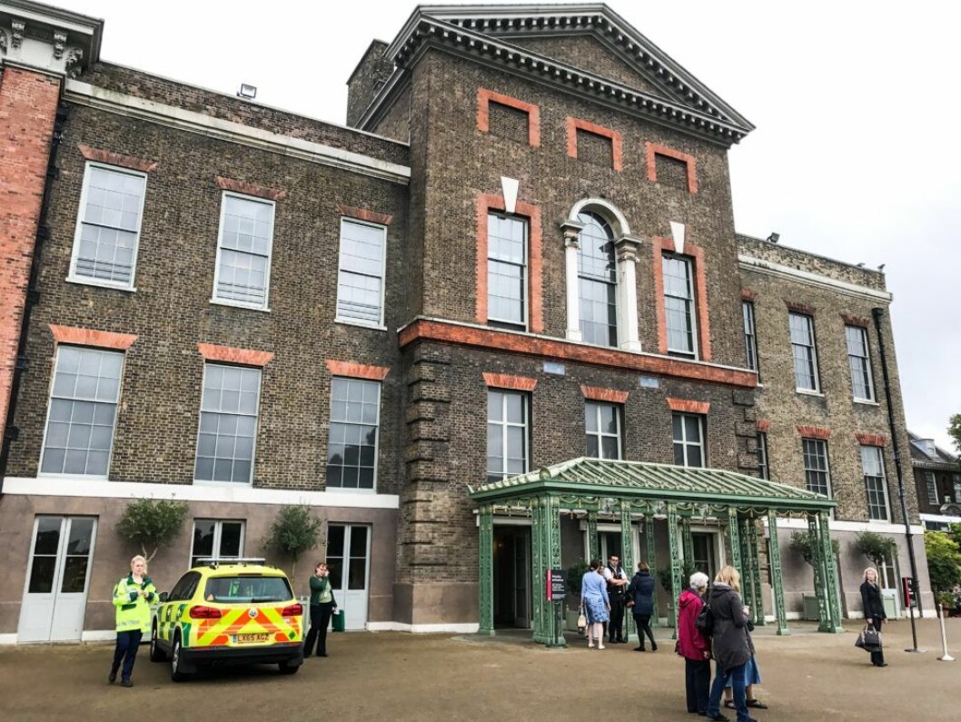 Sjukvårdare sågs anlända till Kensington Palace under måndagen.