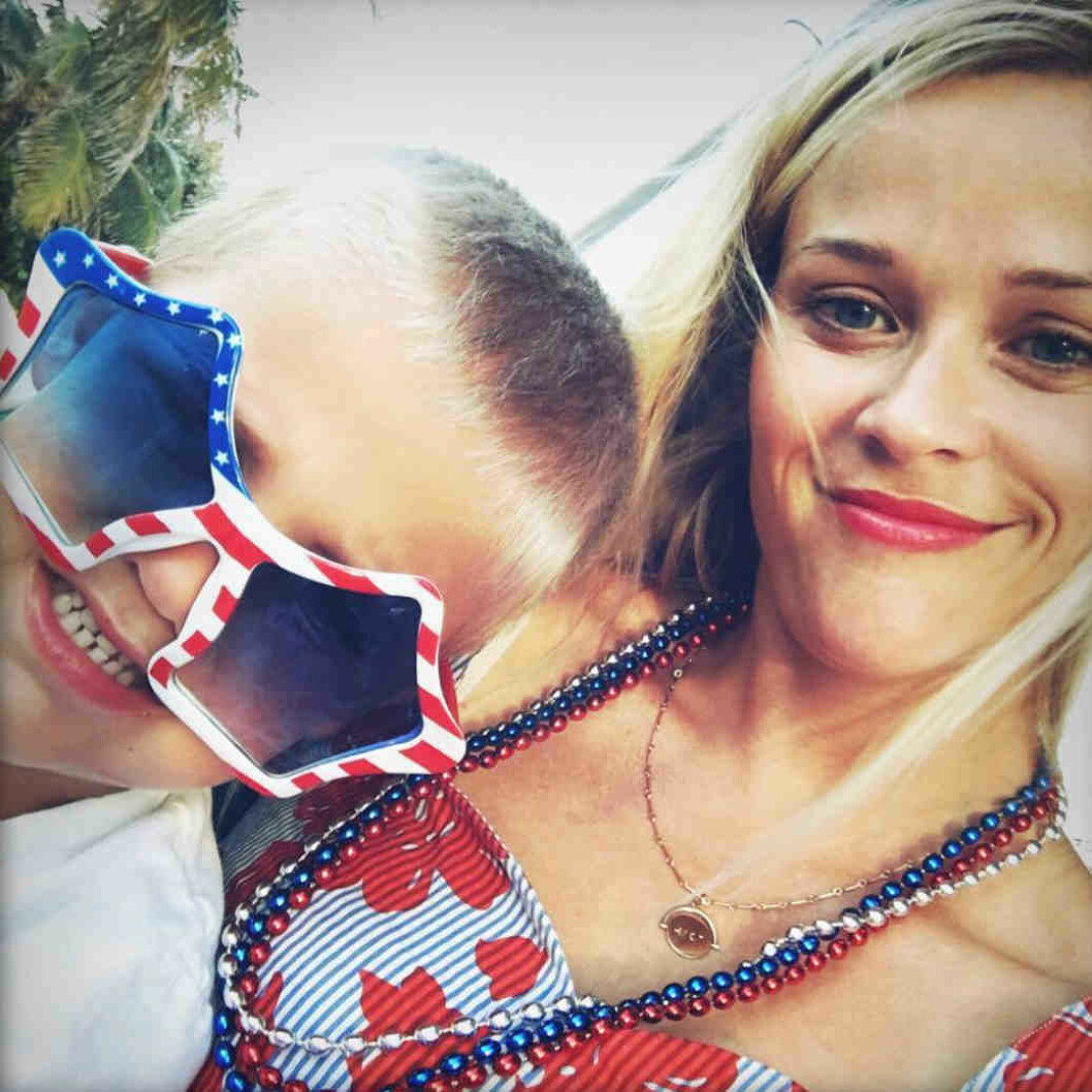 Reese Witherspoon lägger ofta upp selfies med barnen, här med sonen Tennessee Toth.