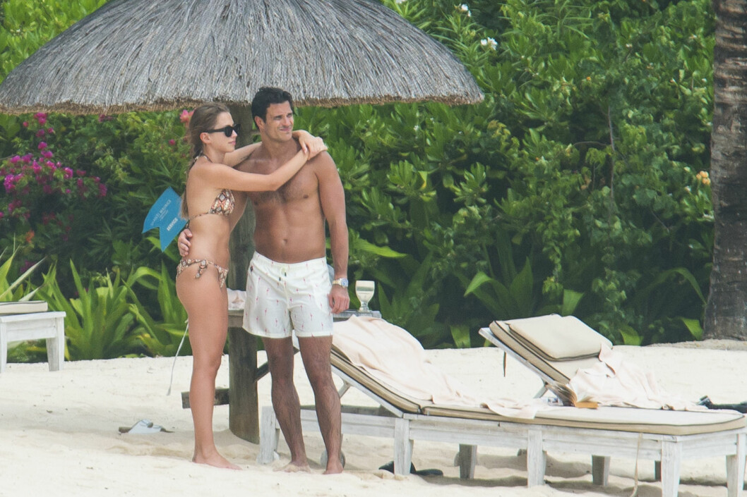 Kenza och Aleks på stranden på Mauritius där massören gick över gränsen. Kenza och Aleks på stranden på Marutius