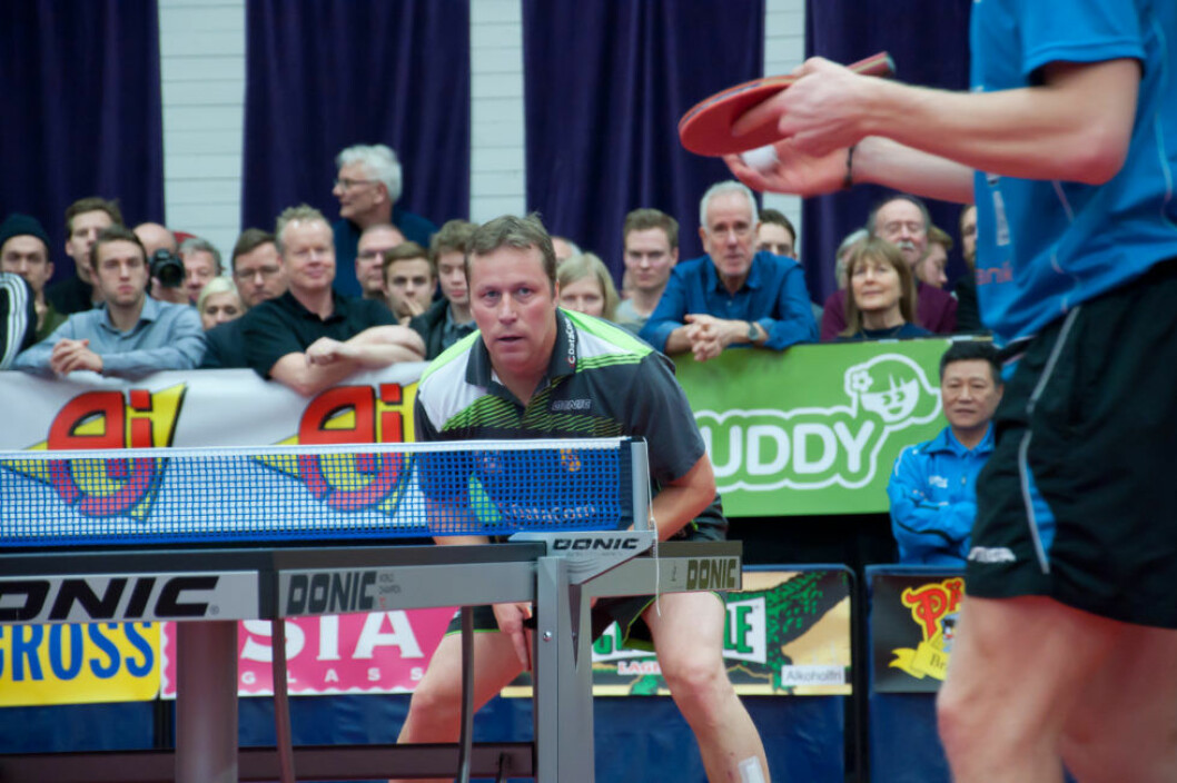 J O Waldner spelade otroligt nog sin sista tävlingsmatch i pingis så sent som i februari 2016 då han var 50 år gammal. Jan-Ove Waldner. J-O Waldner gjorde sin sista match i karri??ren f??r ??ngby Sp??rv??gen. Pingisligan. Bordtennis. The legend of table tennis played his last game in his career. He is Olympic champion and world champion. Sverige Sweden. Stockholm. Liljeholmshallen. 2016-02-11. PHOTO: HENRIK ISAKSSON/IBL IBL