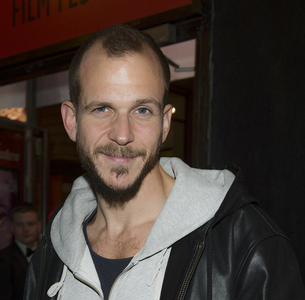 Gustaf Skarsgård svarar på påhoppen.