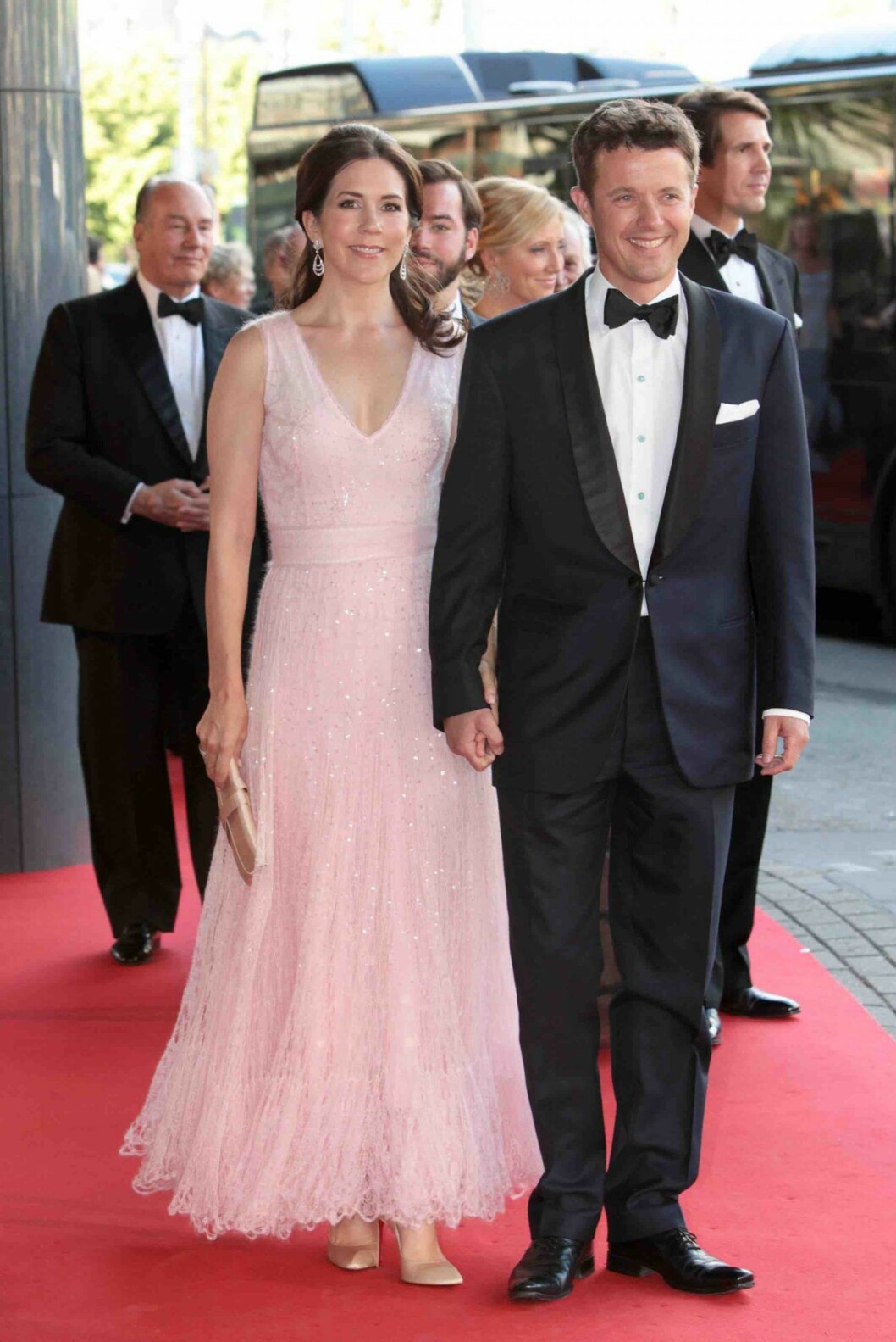 Kronprinsen Frederik och prinsessan Mary. <em><strong>FOTO: IBL</strong></em> Kronprinsen Frederik och prinsessan Mary hand i hand