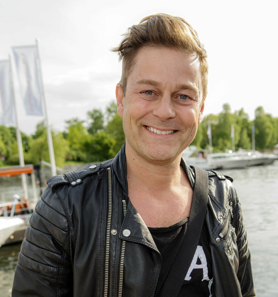 Niclas Wahlgren har rannsakat sig själv angående relationer och kärlek. Niclas Wahlgren i snygg kort frisyr