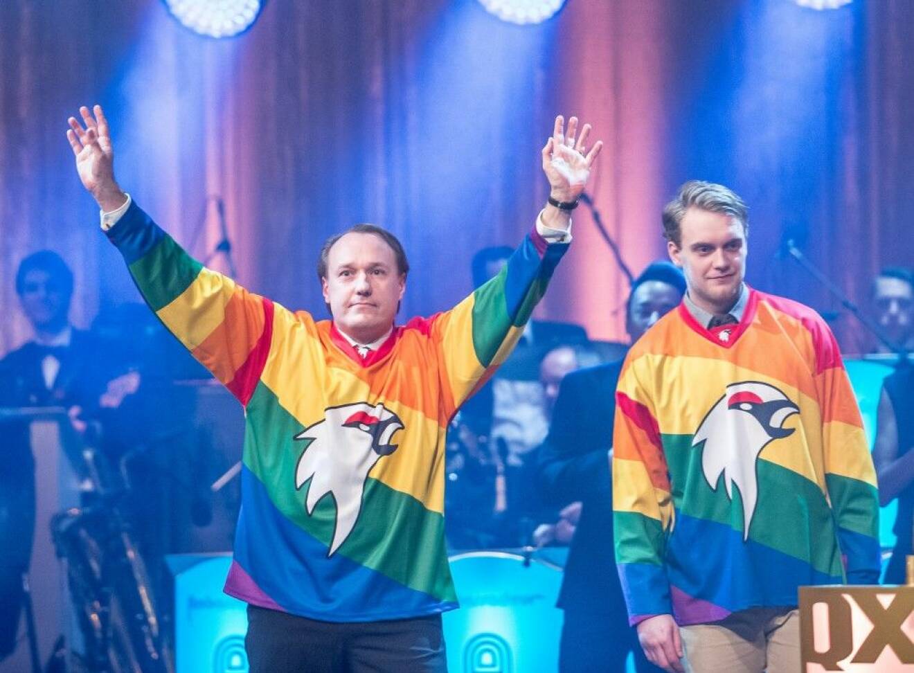 Johan Köhler, till vänster, i Kiruna IF:s uppmärksammade regnbågsfärgade matchtröjor. Foto: All Over Press
