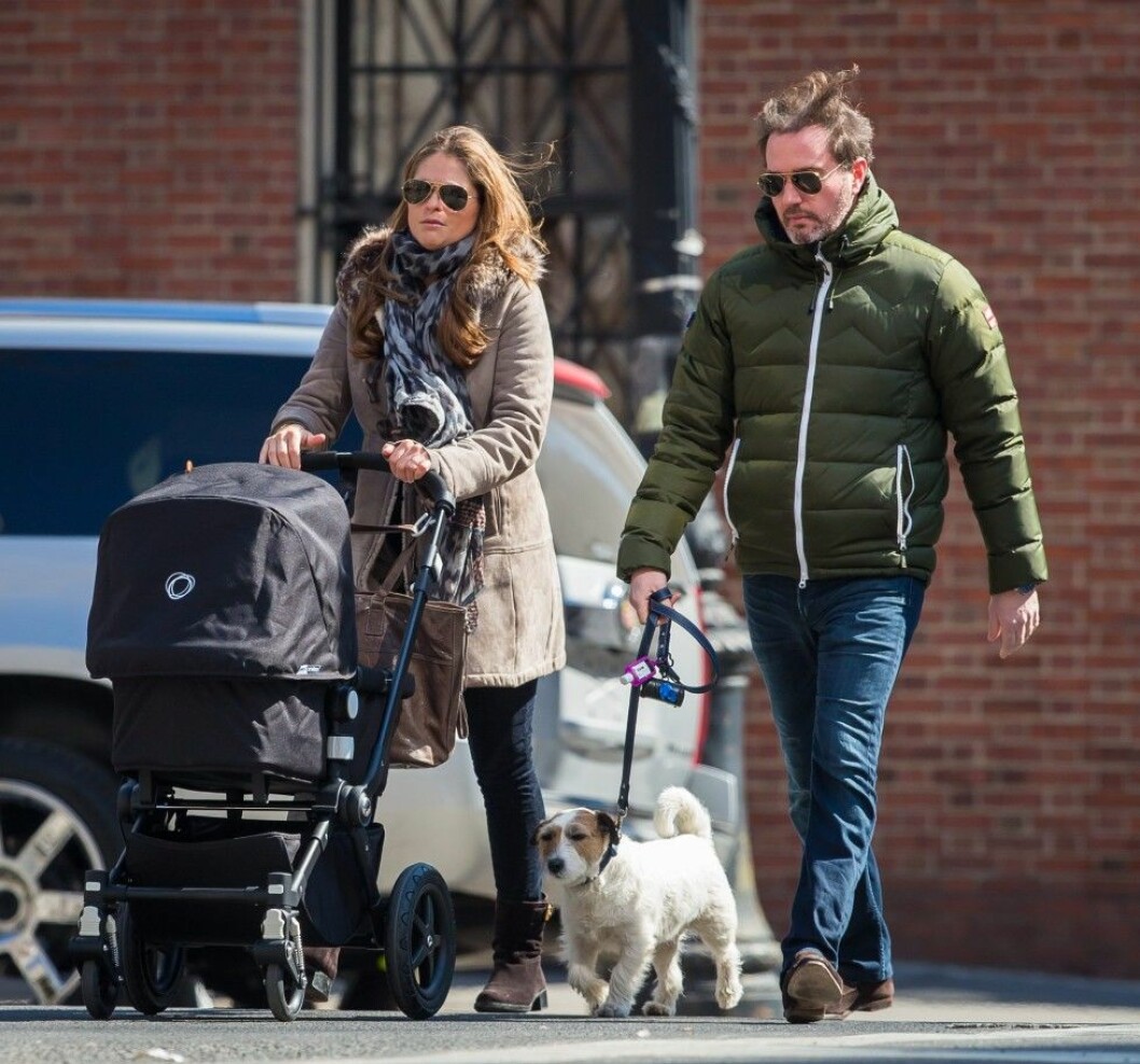 Madeleine och Chris med Leonore och Zorro. Foto: IBL Paret lämnar New York. Foto: IBL
