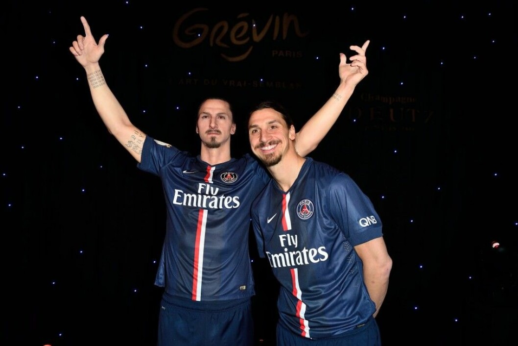 En stolt och leende Zlatan intill sin kopia. Foto: IBL/ Nicolas Briquet. Zlatan Ibrahimovic Wax Figure - Paris