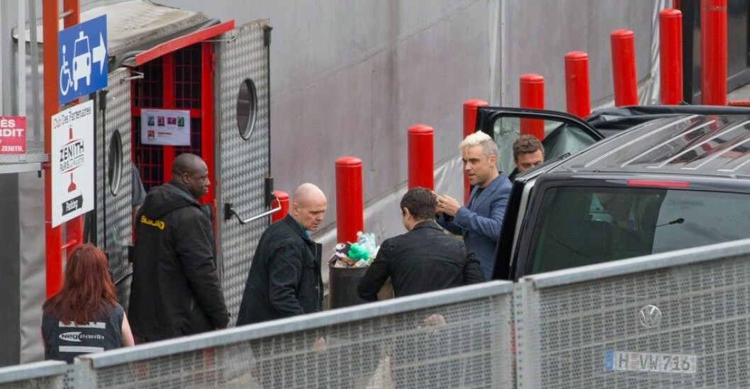 Robbie Williams anländer till Zenith i Paris. Foto: IBL