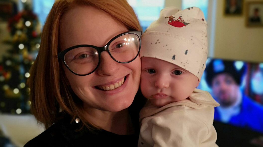 <strong>Sophia Waterfield och sonen, julen 2018. Den brittiska regeringen vill sänka bidragen – samtidigt som elräkningarna väntas höjas rejält under hösten.</strong> Sophia Waterfield och sonen, julen 2018.
