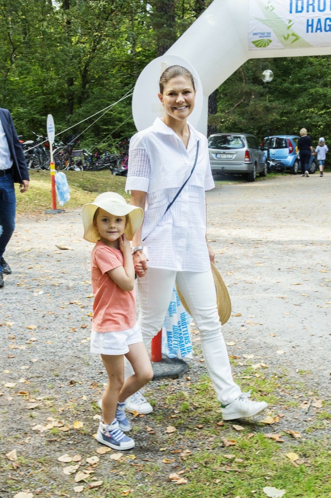 Victoria och Daniel är noga med att Estelle ska vara ute så mycket i friska luften. Denna bild togs i somras när prins Daniels anordnade ett sportevenemang i Hagaparken. Victoria och Daniel är noga med att Estelle ska vara ute så mycket i friska luften. Denna bild togs i somras när prins Daniels anordnade ett sportevenemang i Hagaparken.