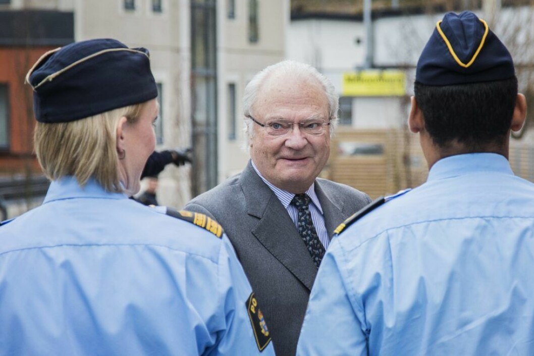 Kung Carl XVI Gustaf såg lite lurig ut när han besökte Skärholmens polisstation med stiftelsen Ungt Ledarskap. Kung Carl XVI Gustaf besöker också Skärholmens polisstation med stiftelsen Ungt ledarskap.