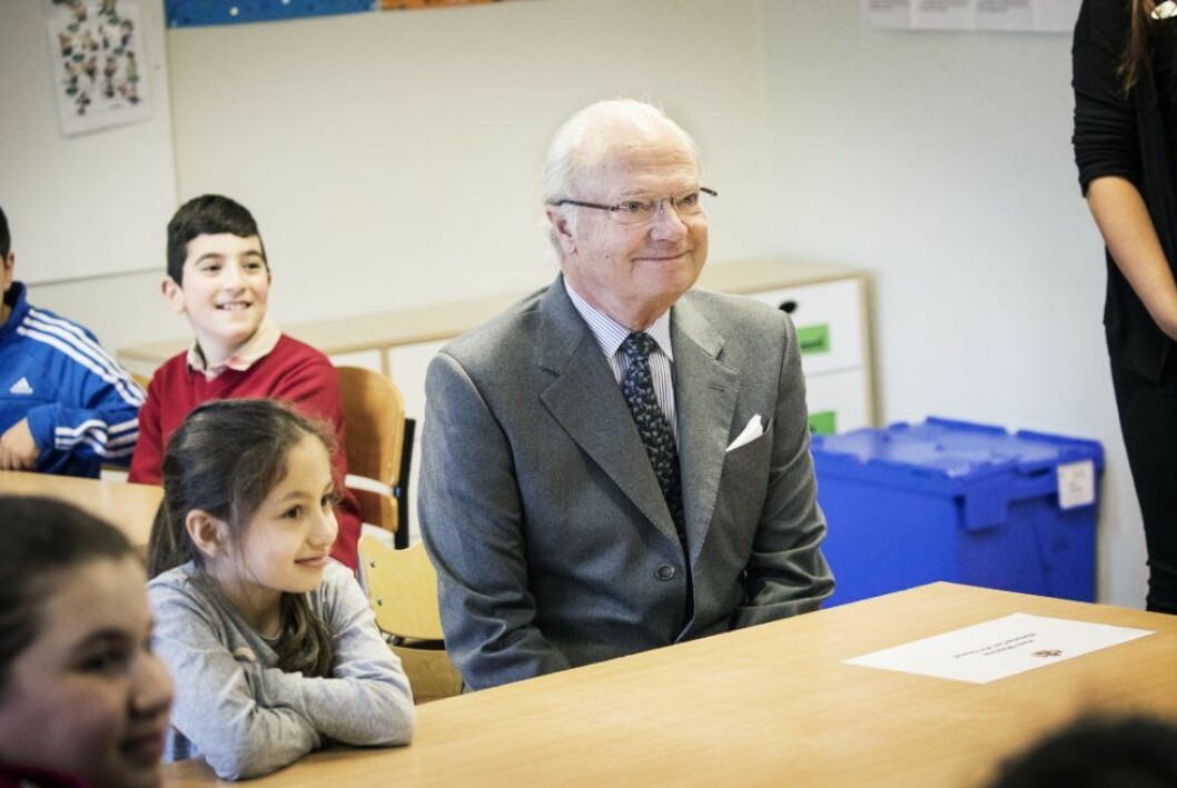 Kungen satt snällt i bänken under besöket i Karsby Internationalla skola i Hallunda. Kungen satt snällt i bänken under besöket i Karsby Internationalla skola i Hallunda i samband med Stiftelsen Ungt Ledarskap.