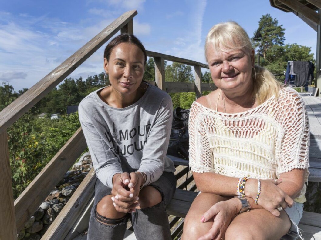 Anette Norberg, före detta curlingspelare, intervjuas av Lotta Gray i sitt hem på Ekerö.