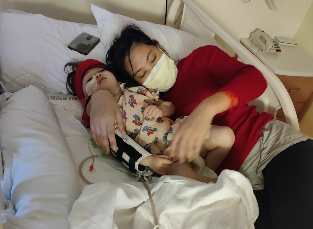 <strong>Fortfarande väntar fler veckor på sjukhus för lilla Jolie, 2, men pappa Jeremy Reach hoppas att han snart kan få ta hem sin dotter. </strong> Jolie och mamma Aiqi Reach.