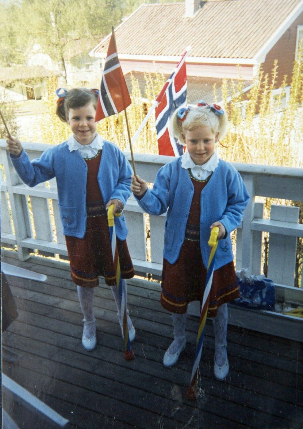 Rebecca och Veronica som barn redo att fira 17 maj, Norges nationaldag. Foto: All Over Press Rebecca och Veronica som barn redo att fira 17 maj, Norges nationaldag. Foto: All Over Press