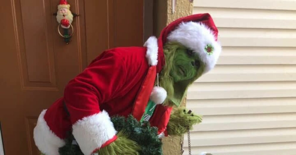 Efter Grinchens kaos hemma hos Laura Magill varnade företaget familjer från att släppa in honom. ”Annars kommer du få uppleva fullständig förödelse”, skrev de på på Facebook. Grinchen utanför dörren