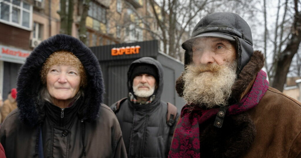 69-åriga Elena och 74-årige Anatolij köar för gratis mat i Ukrainas huvudstad Kiev. Gröt och kycklingvingar – här köar Kievs gamla